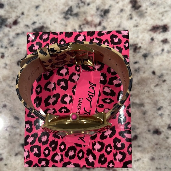 Betsey Johnson Leopard Strap Watch - Picture 12 of 12